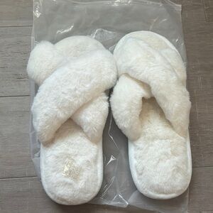 New White Fuzzy Bridesmaids Wedding Slippers Sz US 8 EUR 38-39